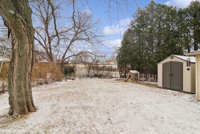view of yard featuring fence, an outdoor structure, and a storage unit