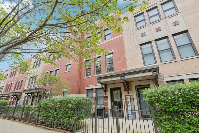 1014 N Crosby St, Chicago, IL 60610 - view of property featuring fence