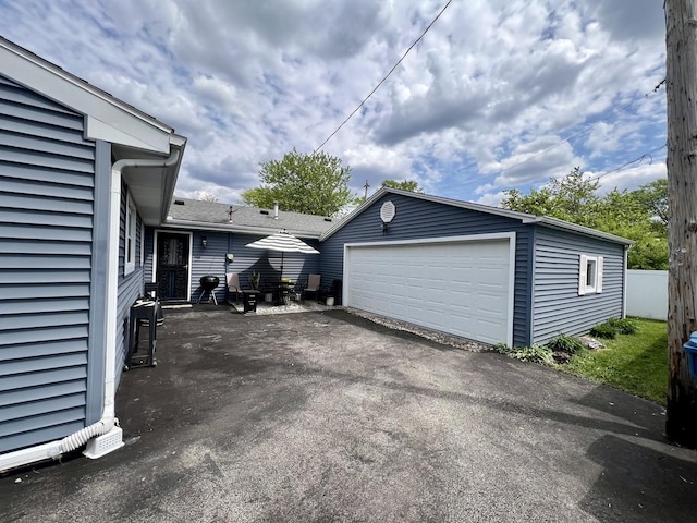 1309 Eureka St, Urbana, IL 61801 - garage featuring fence