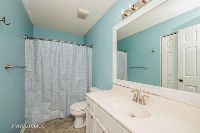 full bath with toilet, vanity, and a shower with shower curtain