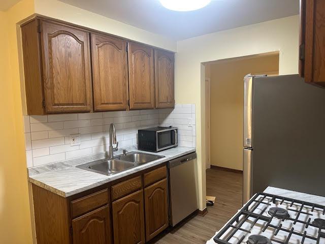 8901 N Western Ave Unit 116, Des Plaines, IL 60016 - kitchen featuring a sink, light wood finished floors, appliances with stainless steel finishes, and light countertops
