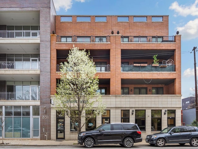 view of apartment building / complex