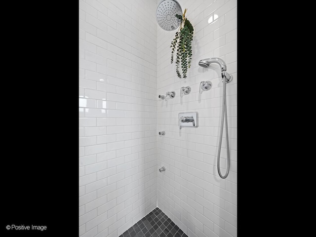 bathroom featuring a tile shower