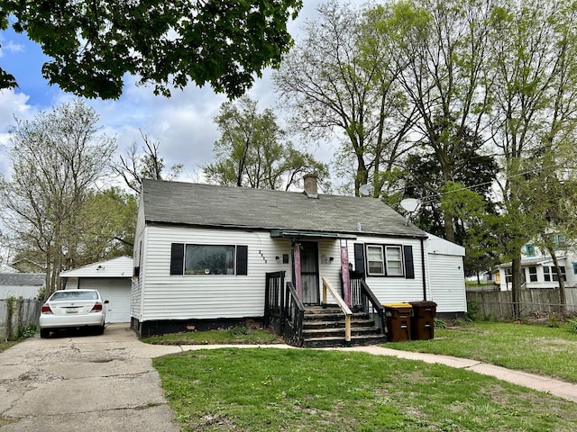 view of front facade featuring a chimney, fence, and a front yard