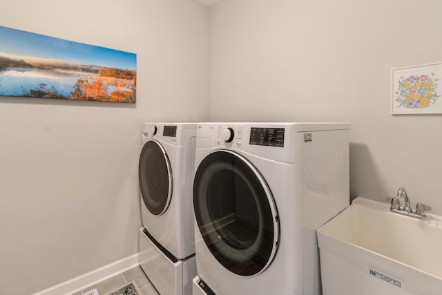 302 Links Dr, Addison, IL 60101 - laundry area with washing machine and clothes dryer, baseboards, and light tile patterned flooring