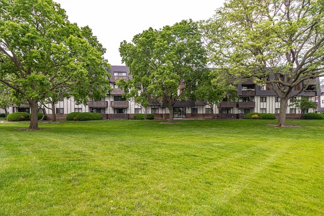13200 W Heiden Cir Unit 2112, Lake Bluff, IL 60044 - view of property's community with a lawn and a residential view