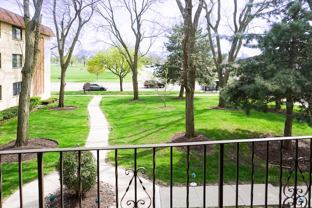 view of property's community featuring a yard
