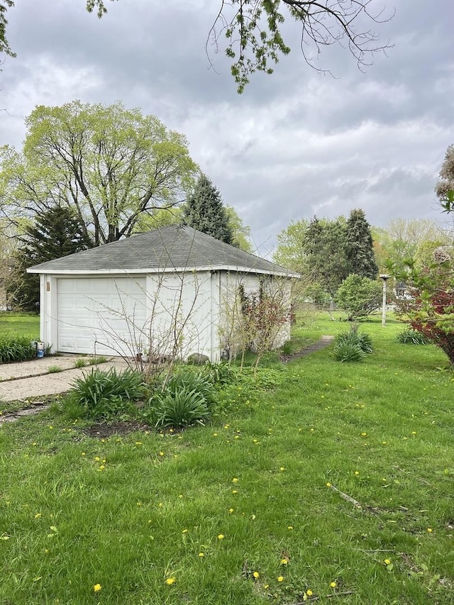 view of yard with a detached garage