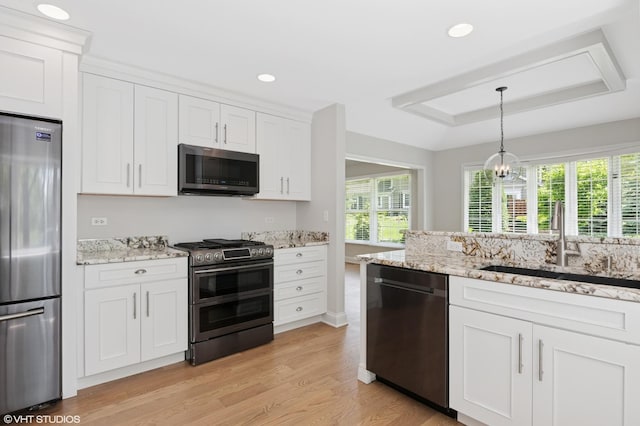 kitchen featuring stainless steel appliances, a sink, plenty of natural light, white cabinets, and recessed lighting