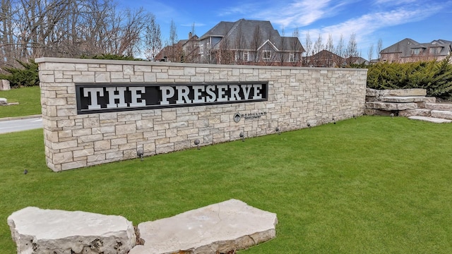 community sign featuring a yard