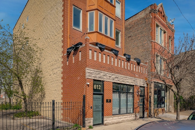 612 S Western Ave Unit 3, Chicago, IL 60612 - view of property with fence