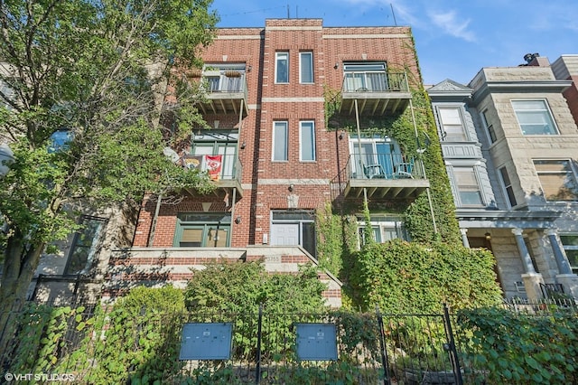 3755 N Wilton Ave Unit 3Se, Chicago, IL 60613 - view of building exterior featuring fence