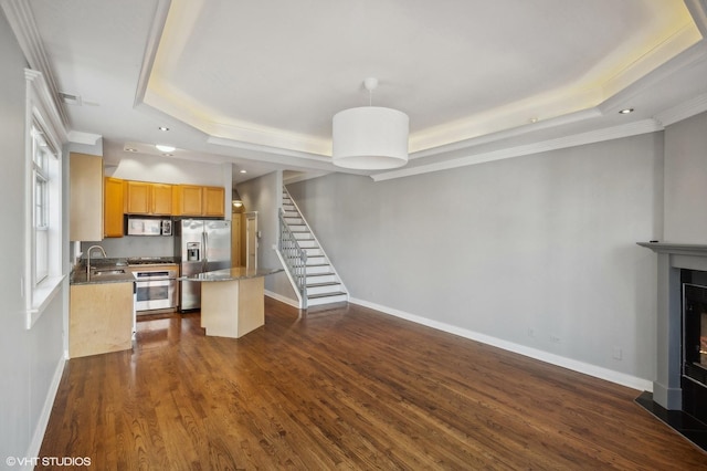 3755 N Wilton Ave Unit 3Se, Chicago, IL 60613 - unfurnished living room with crown molding, baseboards, a tray ceiling, and recessed lighting