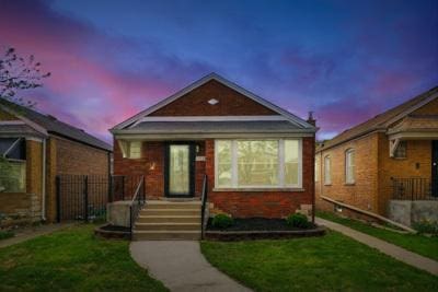 view of front of home featuring fence and a front lawn