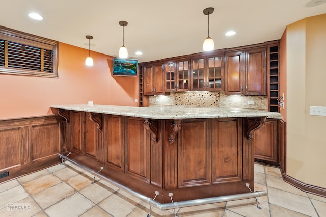bar featuring indoor wet bar, recessed lighting, pendant lighting, and tasteful backsplash