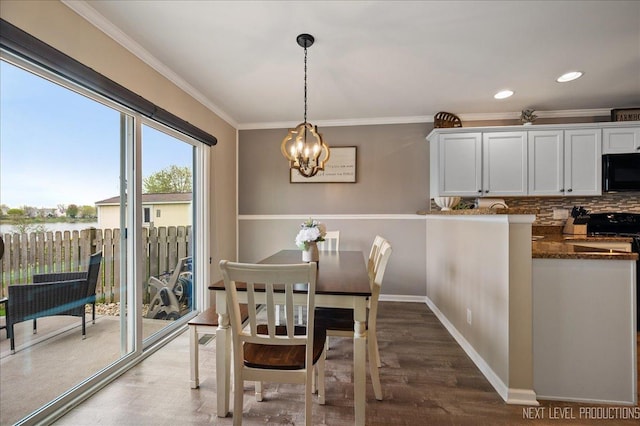 dining space featuring ornamental molding, dark wood-type flooring, a chandelier, recessed lighting, and baseboards