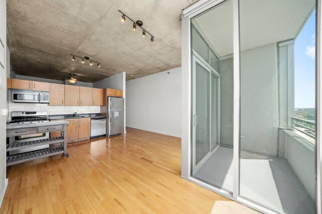 1720 S Michigan Ave Unit 2113, Chicago, IL 60616 - kitchen with stainless steel appliances, light wood-style floors, decorative backsplash, light brown cabinets, and track lighting