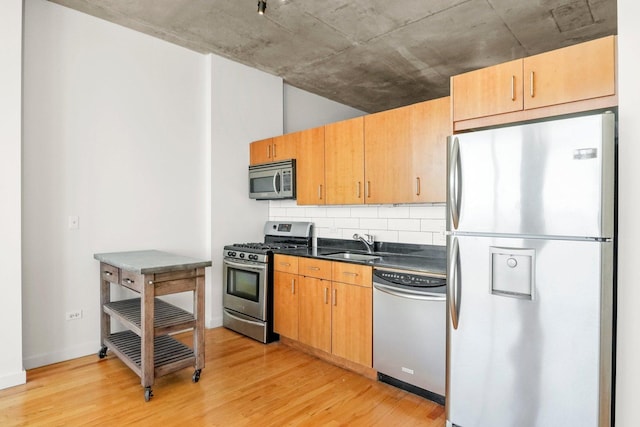 1720 S Michigan Ave Unit 2113, Chicago, IL 60616 - kitchen with stainless steel appliances, dark countertops, light wood-style floors, and backsplash