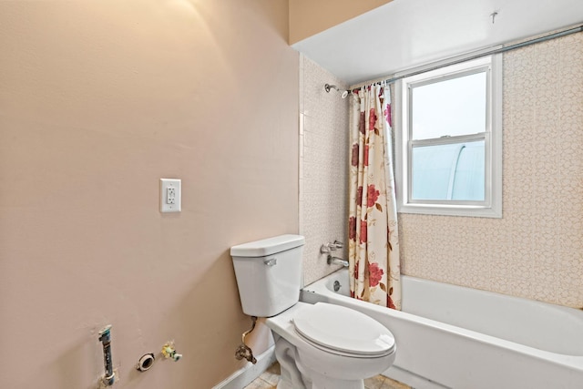 bathroom with toilet, shower / tub combo with curtain, and baseboards