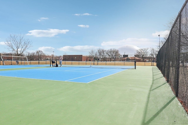 708 N Rockwell St, Chicago, IL 60612 - view of sport court with fence