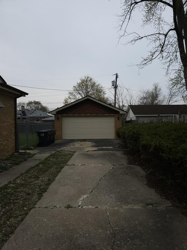 656 E 160th Pl, South Holland, IL 60473 - detached garage featuring fence