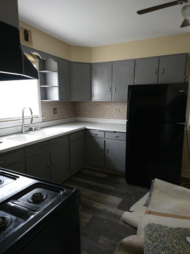 656 E 160th Pl, South Holland, IL 60473 - kitchen featuring gray cabinetry, a sink, and black appliances