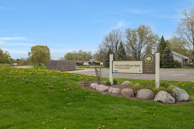 community sign with a yard