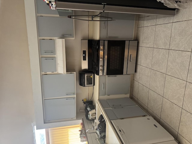 kitchen with decorative backsplash