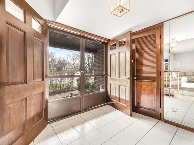 1602 S Surrey Ln, Arlington Heights, IL 60005 - interior space featuring light tile patterned floors