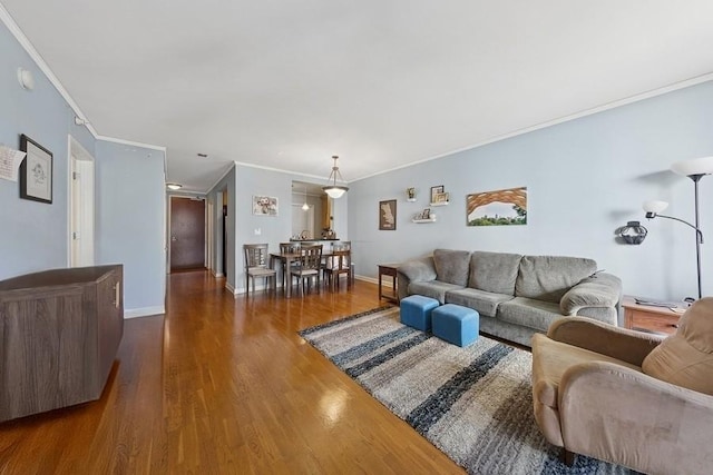 living room featuring crown molding, dark wood-style flooring, and baseboards