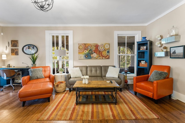 living room featuring wood finished floors, healthy amount of natural light, crown molding, and baseboards