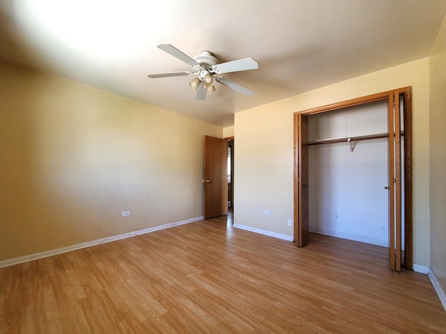 unfurnished bedroom with a ceiling fan, baseboards, light wood-style flooring, and a closet