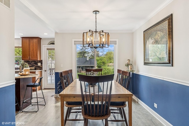 701 N Coolidge Ave, Palatine, IL 60067 - dining space featuring light wood-style flooring, ornamental molding, a chandelier, recessed lighting, and baseboards