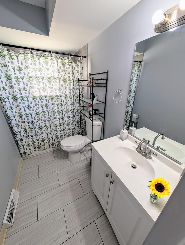 full bath with vanity, a shower with shower curtain, toilet, and visible vents