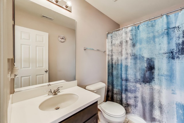 full bath with vanity, toilet, and a shower with curtain