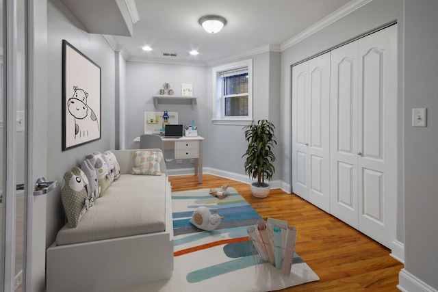 living area with baseboards, ornamental molding, wood finished floors, and recessed lighting