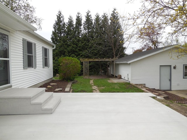 view of yard featuring a patio area