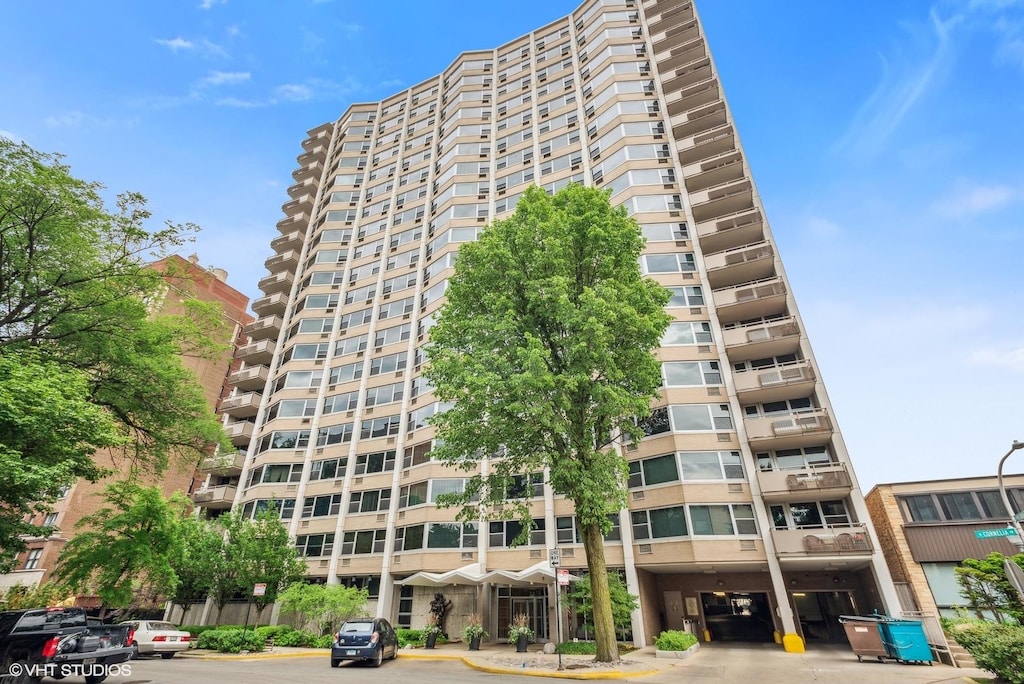 555 W Cornelia Ave Unit 606, Chicago, IL 60657 - view of apartment building / complex
