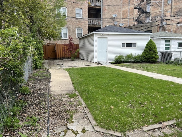 view of yard with an outbuilding and a storage unit