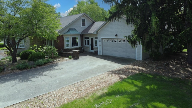 view of front facade featuring a garage and driveway