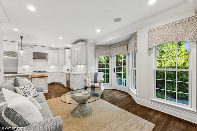 living area featuring ornamental molding, dark wood-style flooring, recessed lighting, and baseboards