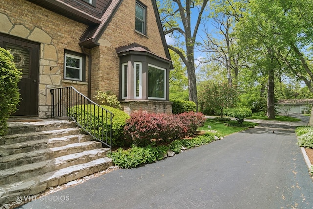625 Greenbriar Ln, Lake Forest, IL 60045 - entrance to property with stone siding and brick siding