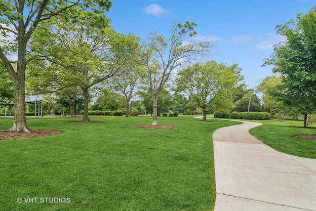 625 Greenbriar Ln, Lake Forest, IL 60045 - view of community featuring a yard