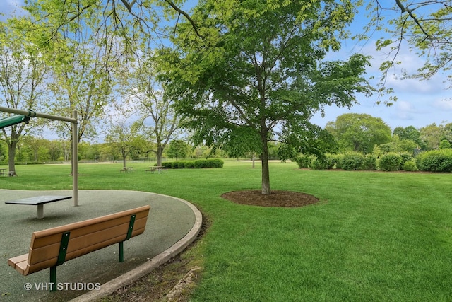 625 Greenbriar Ln, Lake Forest, IL 60045 - view of property's community featuring a lawn