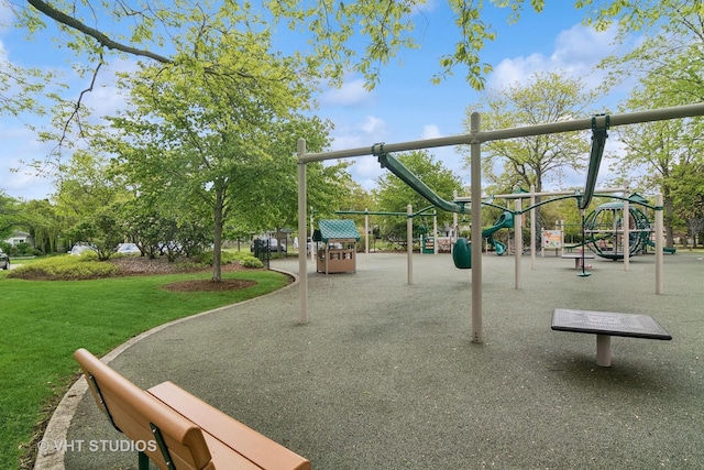 625 Greenbriar Ln, Lake Forest, IL 60045 - community playground with a yard