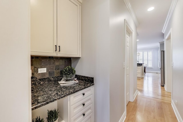 bar area featuring light wood-style floors, decorative backsplash, ornamental molding, baseboards, and recessed lighting