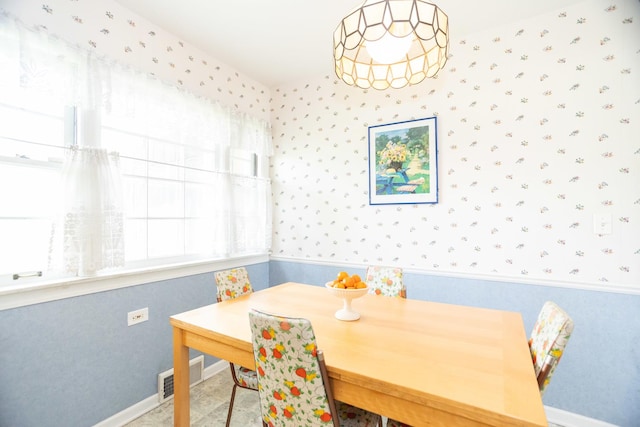 9450 Greenwood Ave, Des Plaines, IL 60016 - dining room with wallpapered walls and baseboards