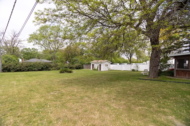 9450 Greenwood Ave, Des Plaines, IL 60016 - view of yard with an outdoor structure