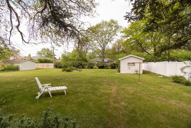 9450 Greenwood Ave, Des Plaines, IL 60016 - view of yard with an outdoor structure