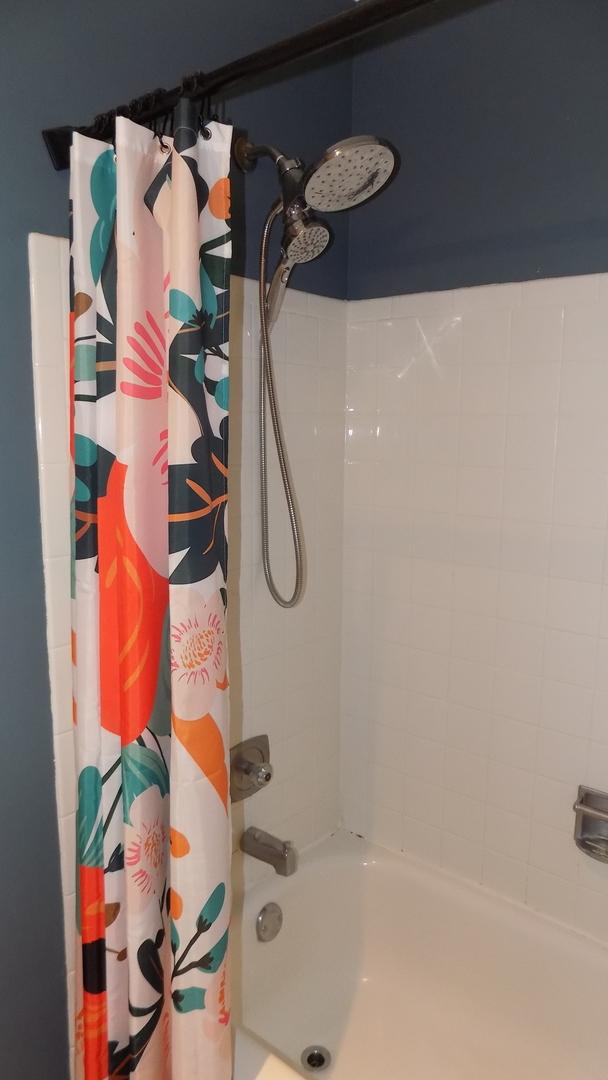 bathroom view of shower / tub combo